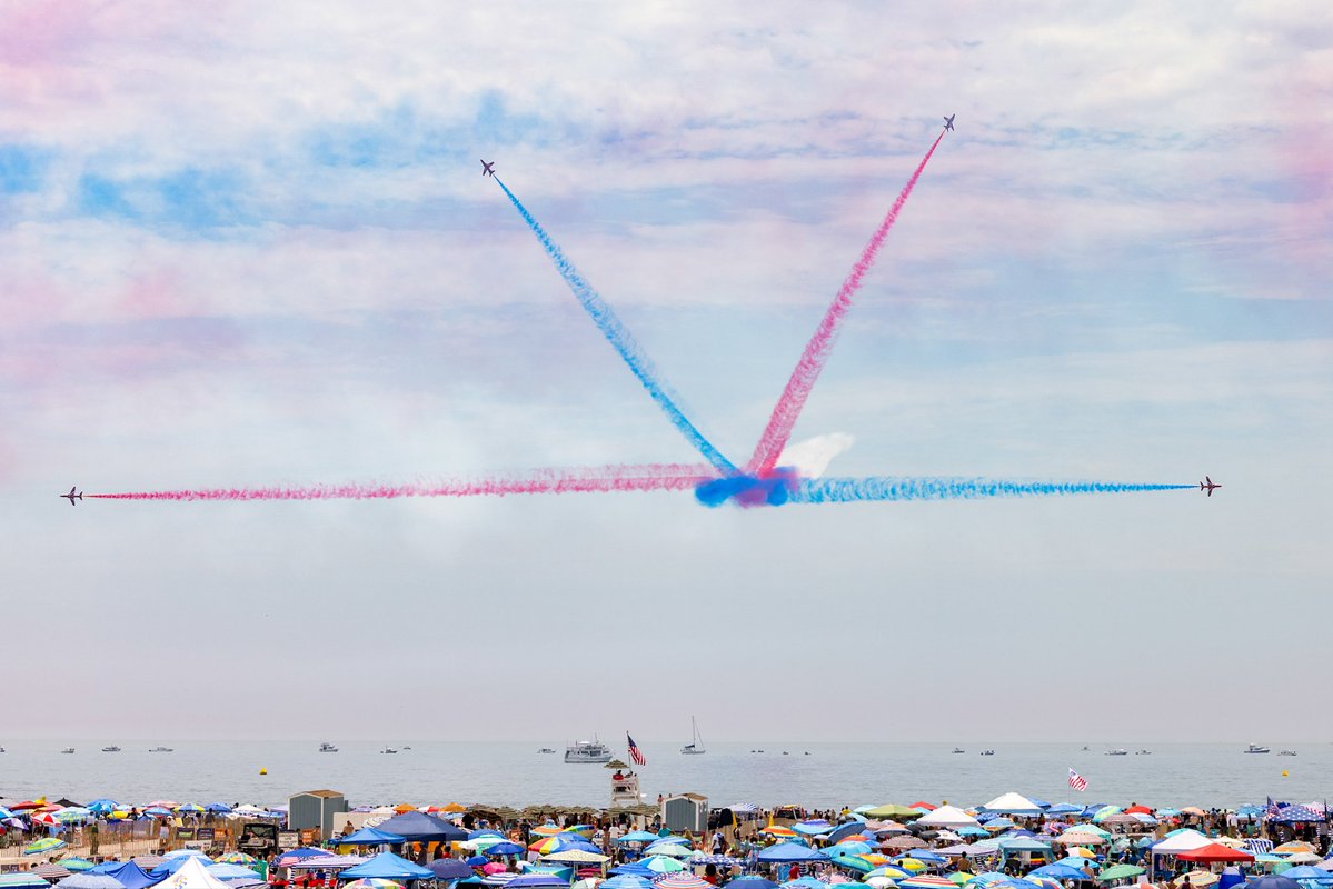 rafredarrows's tweet photo. Hundreds of thousands people attended the FourLeaf Airshow at the weekend at Jones Beach. Such a great opportunity to bring the Red Arrows to Long Island and hopefully inspire those watching.

#RedArrows | #RAF | #LongIsland | #JonesBeach https://t.co/x4ygvKfduz