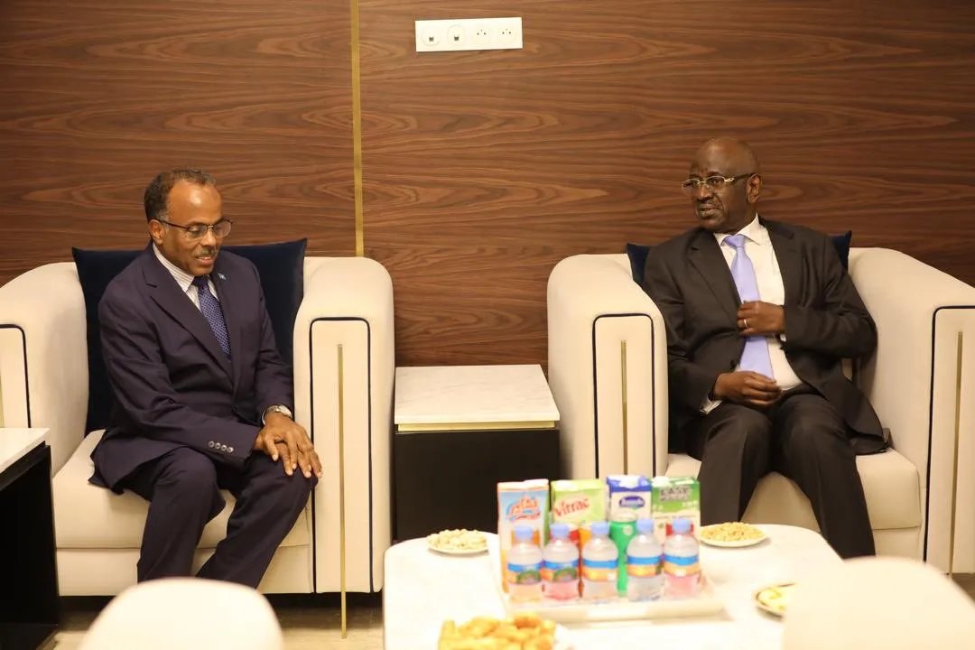 mauritaniahadth's tweet photo. استقبلت موريتانيا، اليوم، وزير الخارجية الصومالي علي محمد عمر في أول زيارة رسمية على المستوى الوزاري من الصومال إلى نواكشوط، في خطوة تعكس متانة العلاقات الثنائية وحرص البلدين على تعزيز التعاون المشترك. 

#موريتانيا_الحدث https://t.co/5kaxtCY8d5