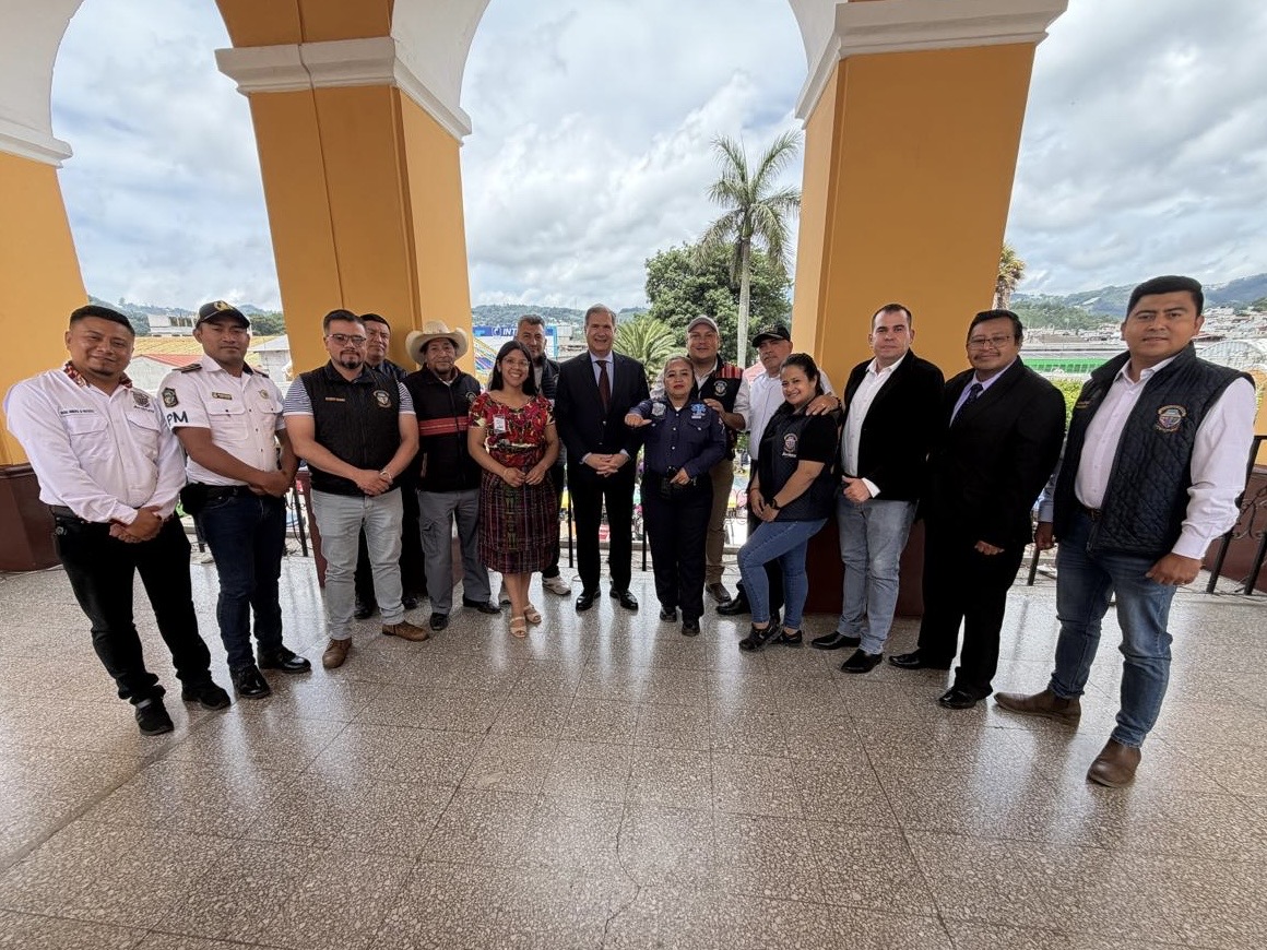 FranciaenGuate's tweet photo. El pasado viernes, @FClavierFr, Embajador de Francia en Guatemala, visitó San Juan Sacatepéquez, donde se reunió con el alcalde @pellecer_juan y su equipo municipal. 

El Embajador destacó los momentos enriquecedores compartidos durante este encuentro con las autoridades locales.

Agradecemos especialmente a la municipalidad por su cálida bienvenida y por la calidad de los intercambios mantenidos. Quedamos impresionados por el trabajo de campo realizado al servicio de la población, cuyos resultados ya son visibles 👏.

Este encuentro también permitió intercambiar posibles vías de cooperación entre Francia 🇫🇷 y la municipalidad de San Juan Sacatepéquez 🇬🇹.

#FranciaenGuate #SanJuanSacatepequez #visita