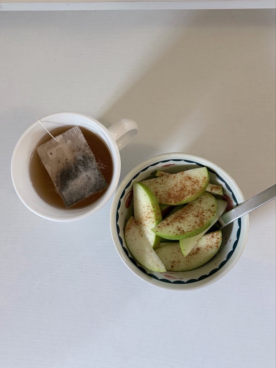 kenzurpp's tweet photo. breakfast tdy is apples &amp; green tea (๑¯◡¯๑) https://t.co/1cmzTxApRm