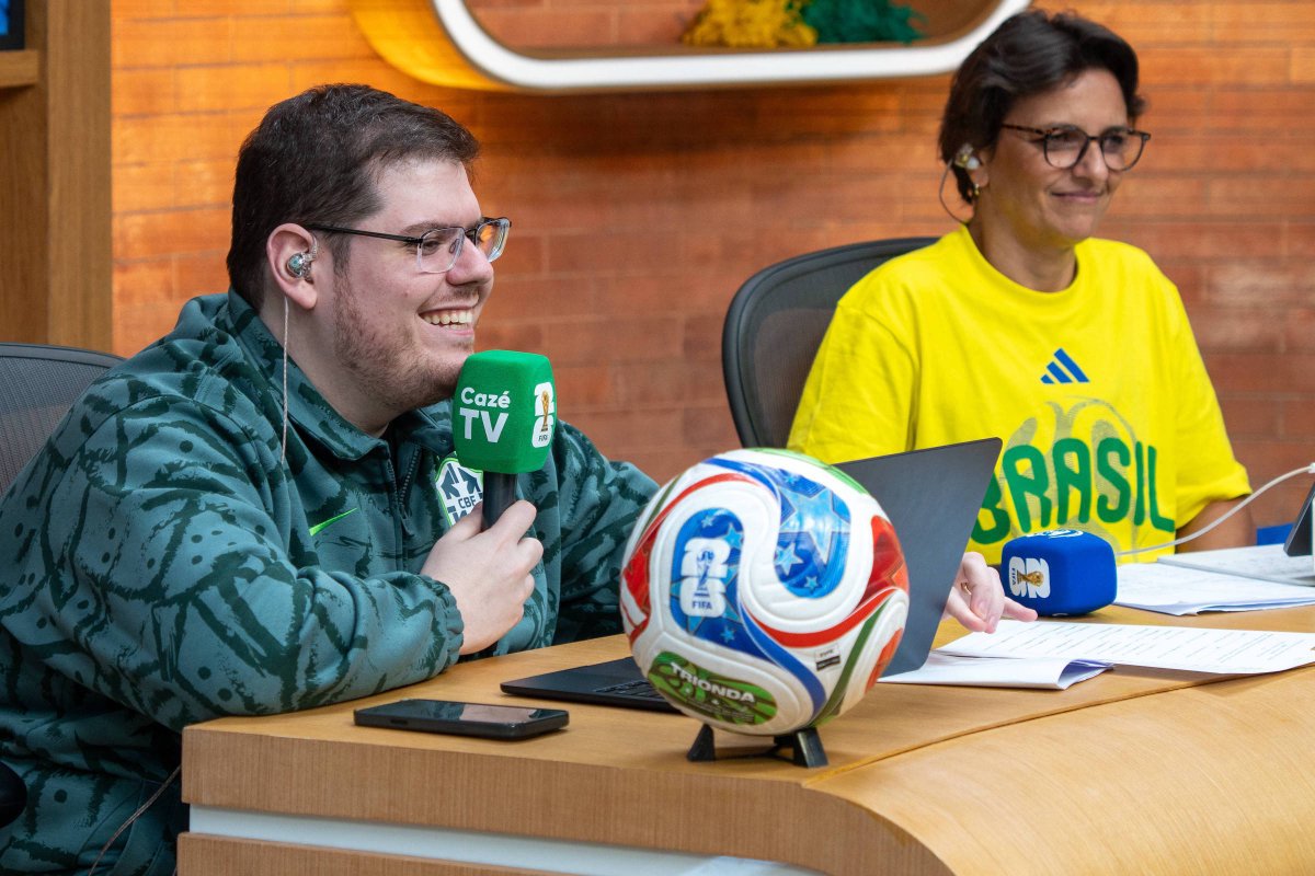 futebol_info's tweet photo. 📺 Globo e SBT tentam entender como delay não tirou audiência da CazéTV na Copa do Mundo.

As emissoras estão satisfeitas com suas audiências, mas executivos admitem nos bastidores uma certa surpresa com o fato de o delay não ter tirado espectadores da CazéTV. Eles buscam entender o que houve.

Para alguns executivos, o costume pesou muito. A CazéTV conseguiu atrair um público que chega cedo para ver o primeiro jogo do dia e fica até o fim da noite, muito pela comodidade de não precisar trocar de canal.

Mas diretores das TVs abertas entendem que a campanha para jogos da Seleção Brasileira funcionou. Em Brasil x Escócia, por exemplo, Globo e SBT (somadas) superaram os 50 pontos.

🗞️ @folha | @sitef5 | @bielvaquer 
📸 CazéTV