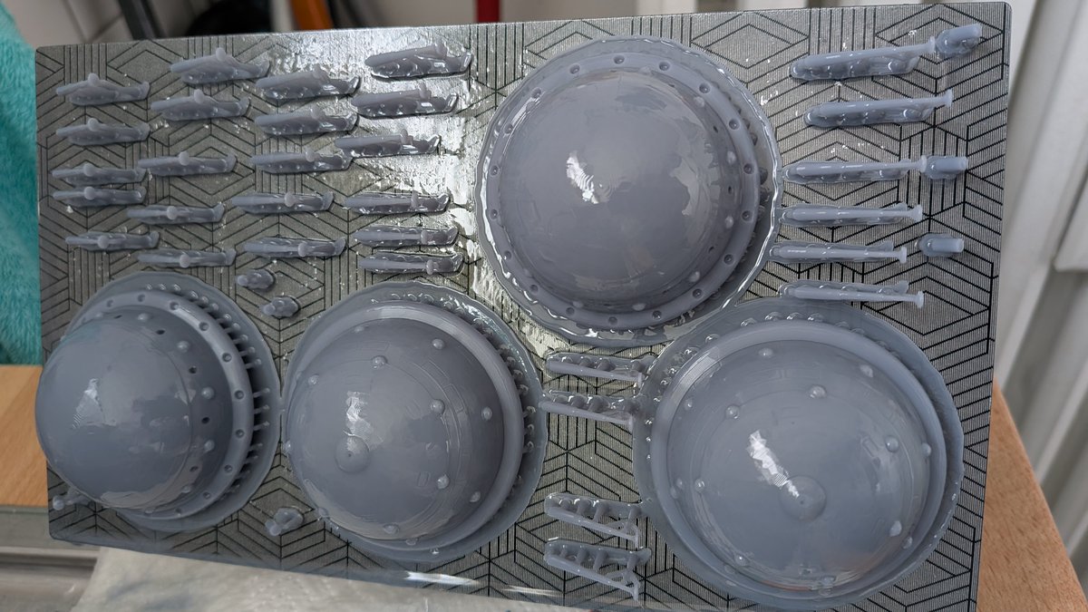 Scratchbr1's tweet photo. Another fleet-print: Two 200m heavy cruiser of the TERRA class. Plus some more landing legs for the 100m crusiers. Parts not cleaned and cured yet.

#Scalemodels #3Dprinting #PerryRhodan #scifi https://t.co/jobAVKB859