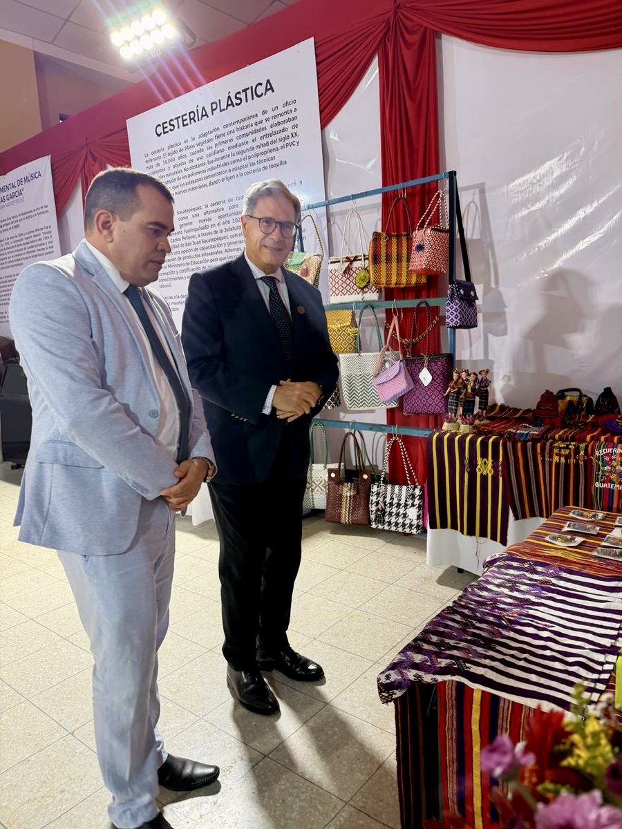 FranciaenGuate's tweet photo. El pasado viernes, @FClavierFr, Embajador de Francia en Guatemala, visitó San Juan Sacatepéquez, donde se reunió con el alcalde @pellecer_juan y su equipo municipal. 

El Embajador destacó los momentos enriquecedores compartidos durante este encuentro con las autoridades locales.

Agradecemos especialmente a la municipalidad por su cálida bienvenida y por la calidad de los intercambios mantenidos. Quedamos impresionados por el trabajo de campo realizado al servicio de la población, cuyos resultados ya son visibles 👏.

Este encuentro también permitió intercambiar posibles vías de cooperación entre Francia 🇫🇷 y la municipalidad de San Juan Sacatepéquez 🇬🇹.

#FranciaenGuate #SanJuanSacatepequez #visita