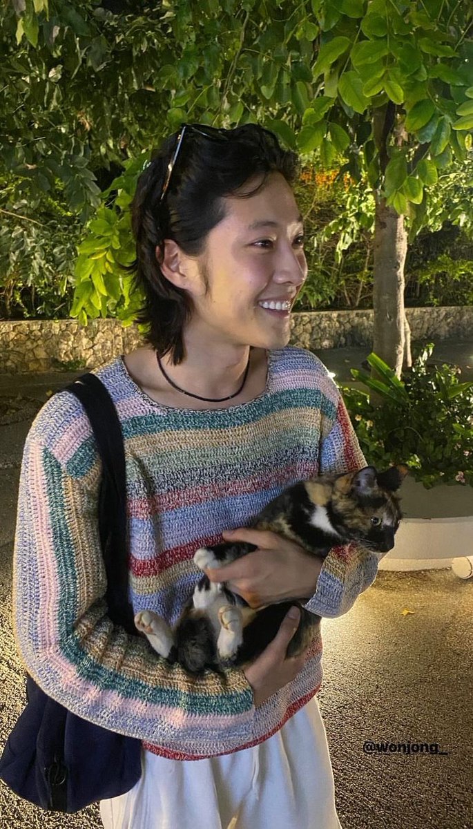 alysseu's tweet photo. EKHEM,,, 10000x bilang my type (MAMPU styling outfit + rambut, pretty smile/gummy smile, cat/dog person, EXTRA, matanya teduh BANGET, everything is +++++) i love jongwon PLS UBAH COWOKU JD KYK DIA 100% se muka muka nya https://t.co/upCAHrKNRy