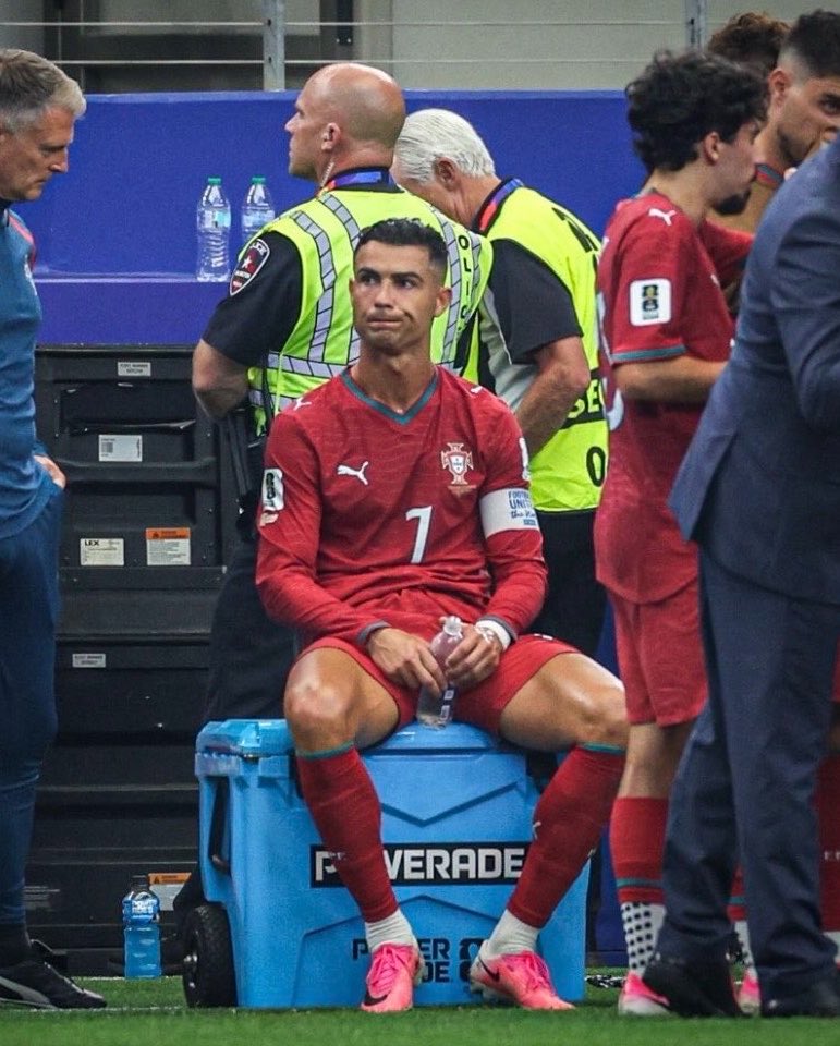 CRonaldoNews's tweet photo. Painful. 💔🥺

The moment he realized not everyone around him wanted to win as badly as he did. https://t.co/5yLVFcrwxe
