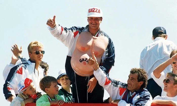 Awaydays23's tweet photo. ON THIS DAY 1990: England's homecoming parade after a the World Cup https://t.co/KFzXdwpb3O