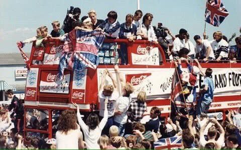 Awaydays23's tweet photo. ON THIS DAY 1990: England's homecoming parade after a the World Cup https://t.co/KFzXdwpb3O