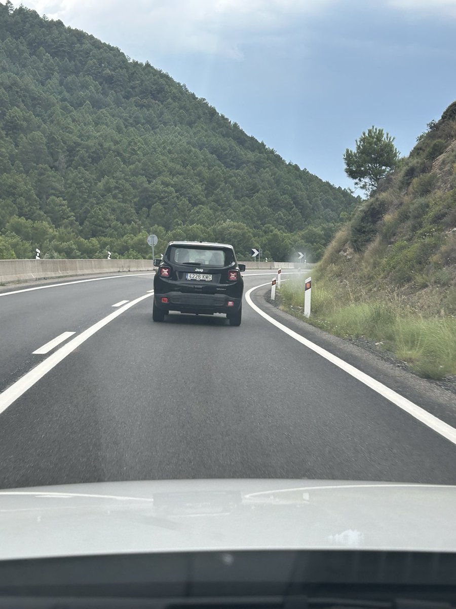 annabobe10's tweet photo. En plena onada de calor la conductora d’aquest cotxe ha tirat per la finestra la burilla del cigar que s’estava fumant… poc ens passa la veritat…. https://t.co/CSY12fROje