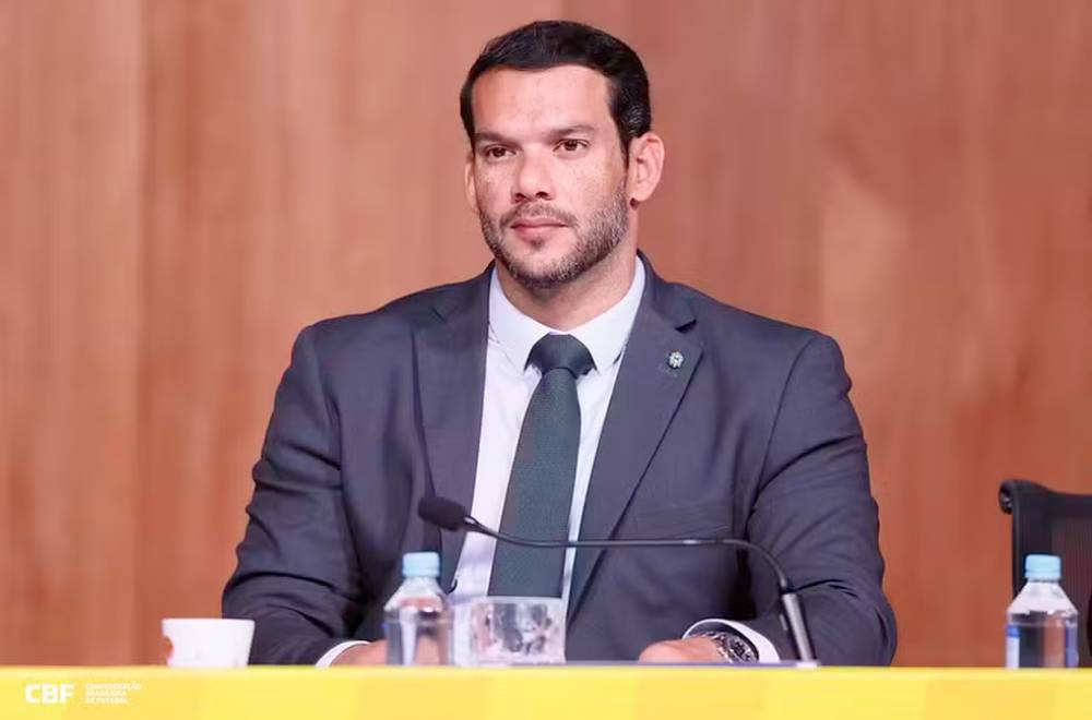 liberta___depre's tweet photo. O presidente da CBF não vai cair

Samir Xaud segue mantido no cargo pelo mesmo grupo que o colocou na presidência da CBF — Ou seja, por Francisco Mendes, filho de Gilmar Mendes.

Xaud cairia por causa da campanha pífia da seleção na Copa somada a uma serie de revelações feitas nas ultimas semanas sobre uso irregular de verbas da CBF para pagar faturas que deveriam ser despesas pessoais.

A avaliação do grupo que manda na entidade é que a Confederação Brasileira de Futebol (CBF) precisa neste momento de estabilidade. Por isso, a decisão de manter as coisas como estão.

Via: @JornalOGlobo / @laurojardim

📷Rafael Ribeiro/CBF / 📷Divulgação