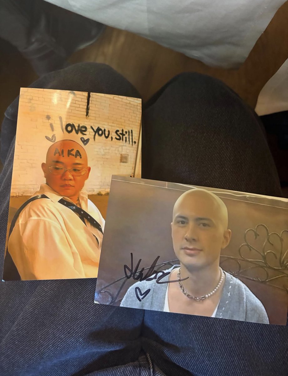 hudsonwonline's tweet photo. Bald Hudson signed by….Hudson 😭 (via rivalryarchives on Threads) https://t.co/kpIWcvXjDz