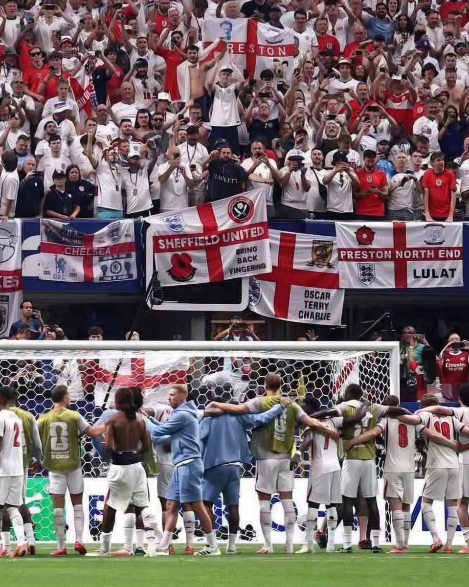 Corkynige's tweet photo. Sheffield United flag.😂😂😂😂😂 https://t.co/gOelV3i425