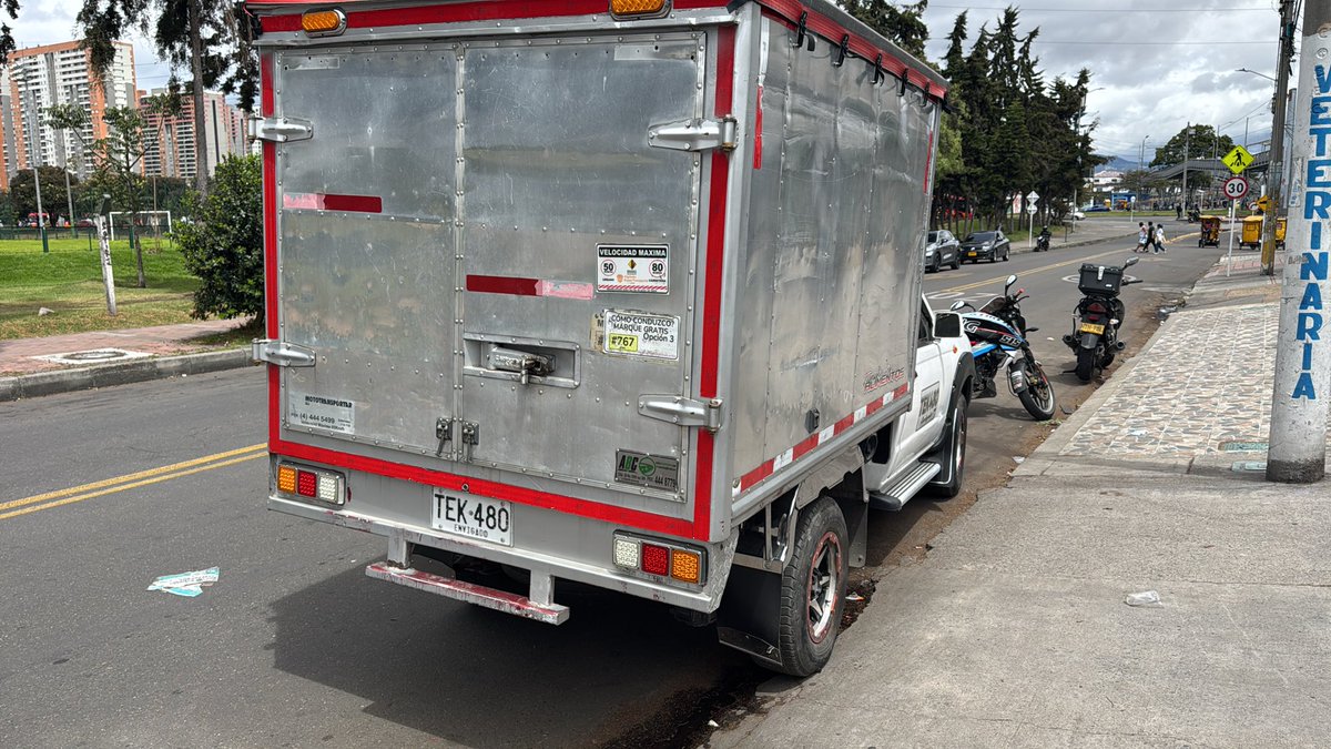 camilo2706's tweet photo. @SectorMovilidad vehículo abandonado al frente de la carrera 69 6a 73 https://t.co/obmXwZwshG