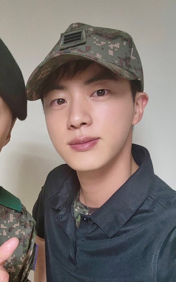 for_write_down's tweet photo. 김석진 훈련소 조교 당시 낙오 된 훈련생들 군장 3개 대신 등에 짊어지고 독려하며 행군 완주했단 일화가 전해지는데(군장 최소 20kg ×3= 60kg 이상) 당시 KS 최애들은 KSJ 다운 에피소드 멋있고 보고싶다고 상사병 걸렸었고 외부에서도 인성 체력 좋고 군생활 FM으로 잘한다고 화제된게 갑분 떠오름🥹 https://t.co/3QDefdV3Id