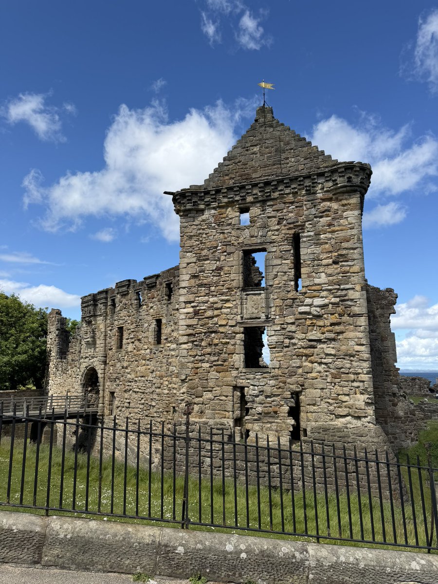 castlehunteruk's tweet photo. View of St Andrews castle, Fife 🏴󠁧󠁢󠁳󠁣󠁴󠁿 even without a ticket to get in you can get a tremendous view of the site https://t.co/96zryGGBVr