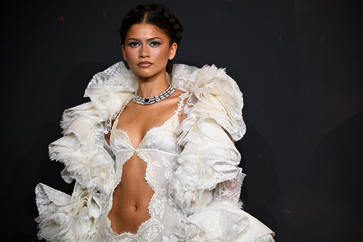 Variety's tweet photo. Zendaya stuns at the #TheOdyssey premiere in Paris. https://t.co/eZb9TpUvZh