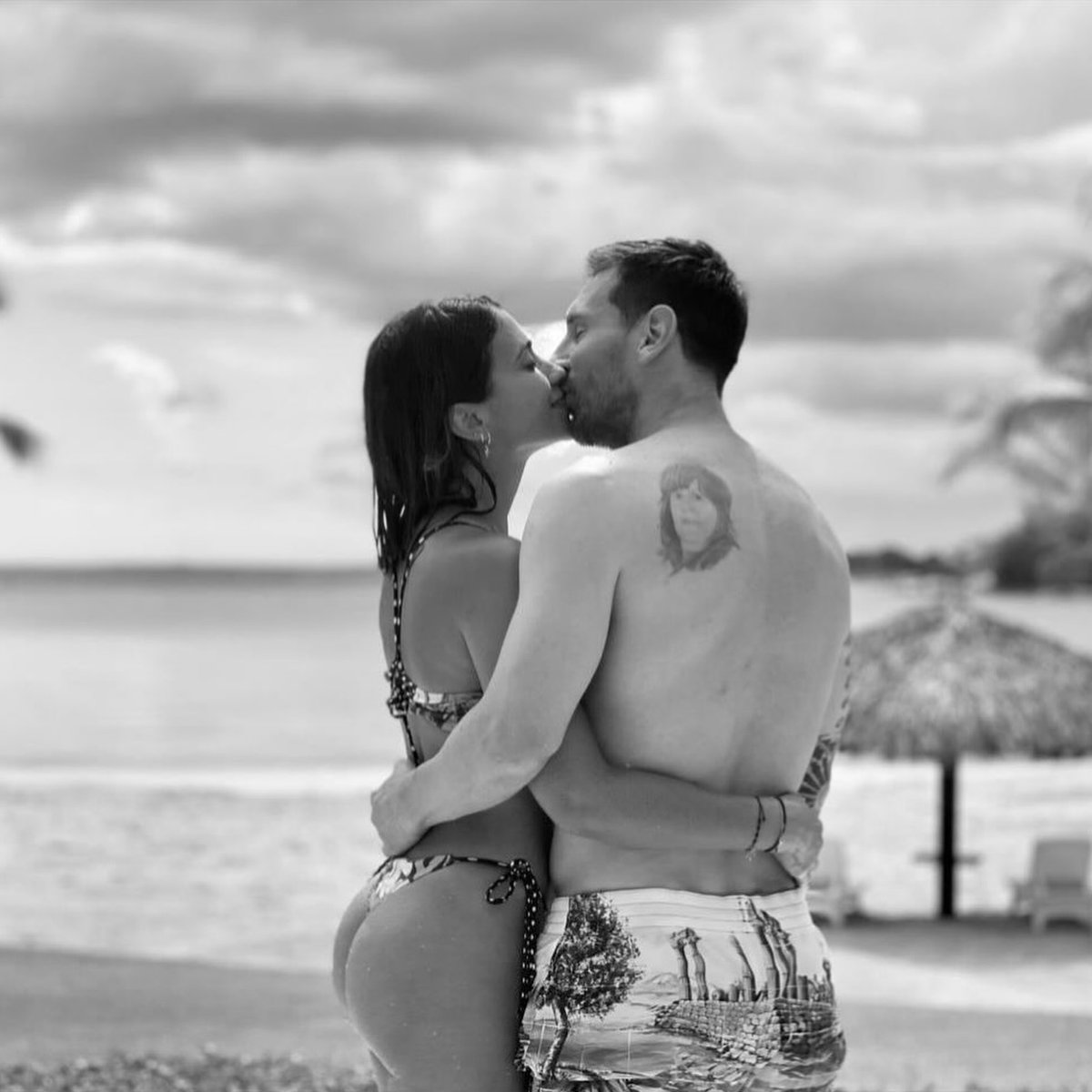 praggya_'s tweet photo. Lionel Messi holding his queen Antonela Roccuzzo like she’s the whole world.

This is what forever love looks like 💖🔥❤️ https://t.co/7XL5F72p1R