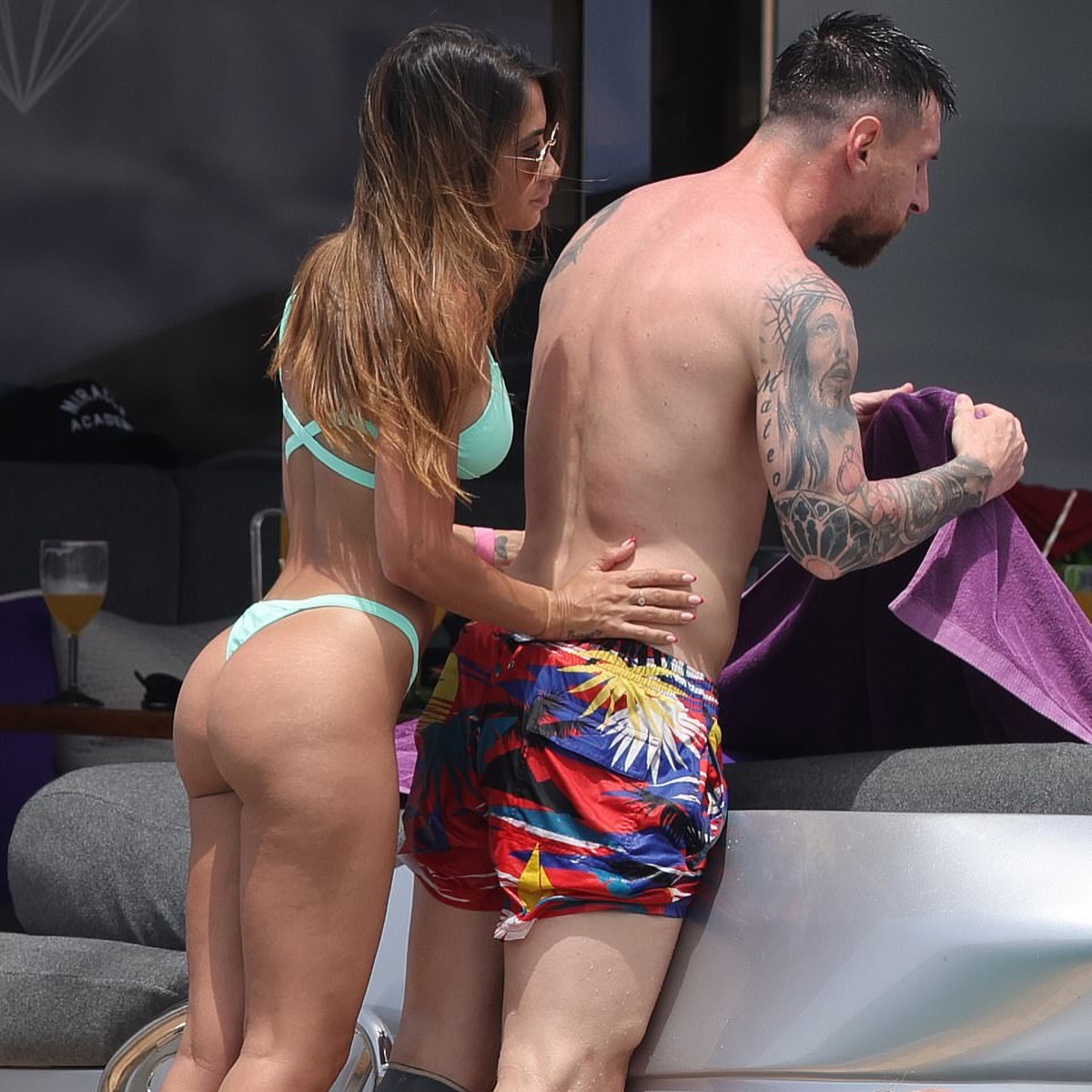 praggya_'s tweet photo. Lionel Messi holding his queen Antonela Roccuzzo like she’s the whole world.

This is what forever love looks like 💖🔥❤️ https://t.co/7XL5F72p1R