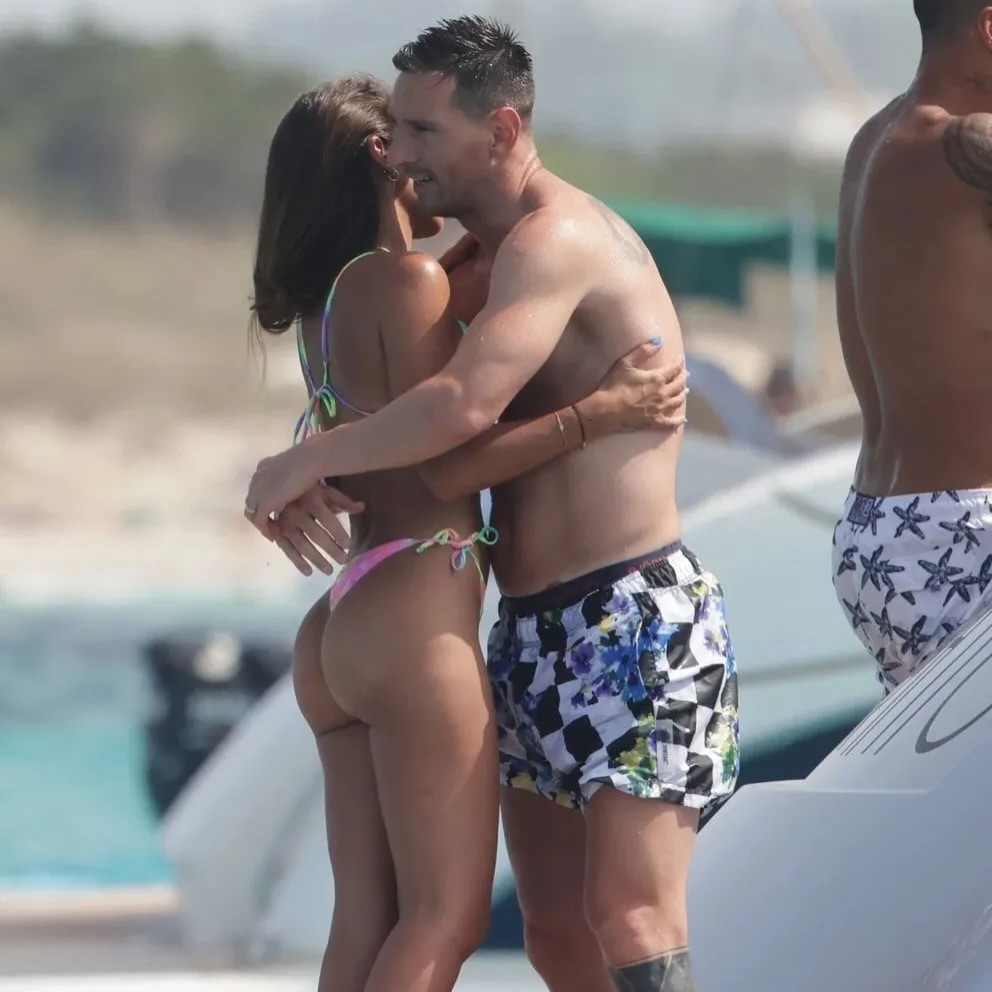 praggya_'s tweet photo. Lionel Messi holding his queen Antonela Roccuzzo like she’s the whole world.

This is what forever love looks like 💖🔥❤️ https://t.co/7XL5F72p1R