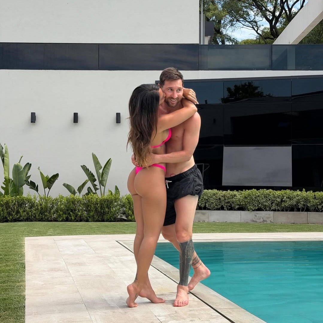 praggya_'s tweet photo. Lionel Messi holding his queen Antonela Roccuzzo like she’s the whole world.

This is what forever love looks like 💖🔥❤️ https://t.co/7XL5F72p1R