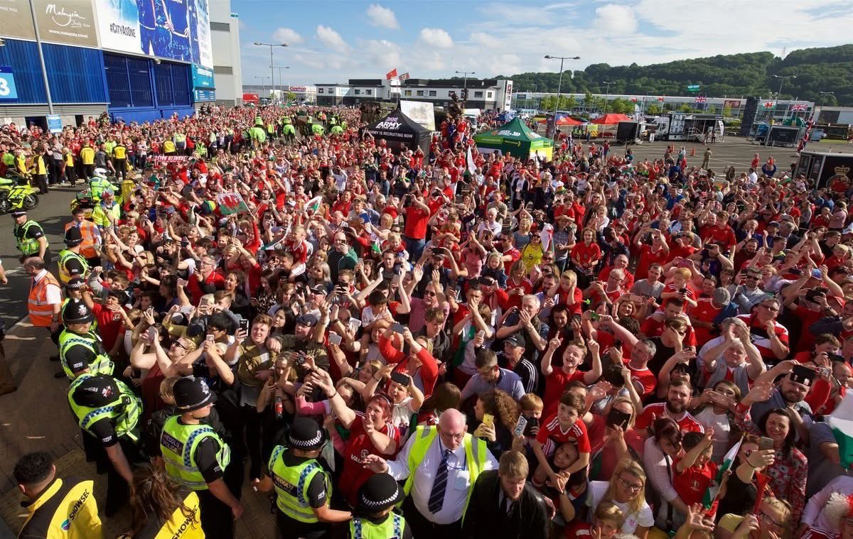 Awaydays23's tweet photo. ON THIS DAY 2016: Wales Homecoming parade after a great Euros https://t.co/0ofG8opKlF