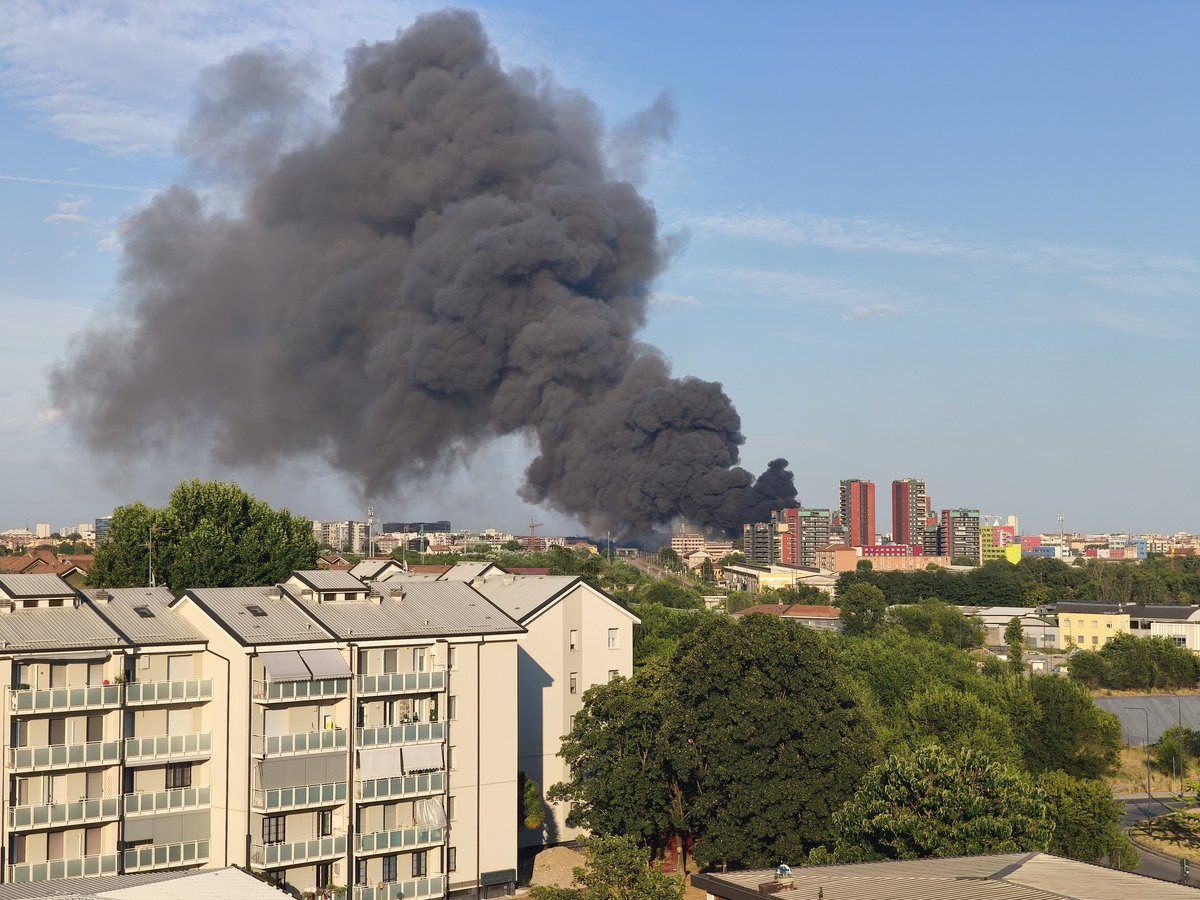 xkordonx's tweet photo. Cosa sta succedendo?
#incendio #milano https://t.co/Gu5yKlVcWI