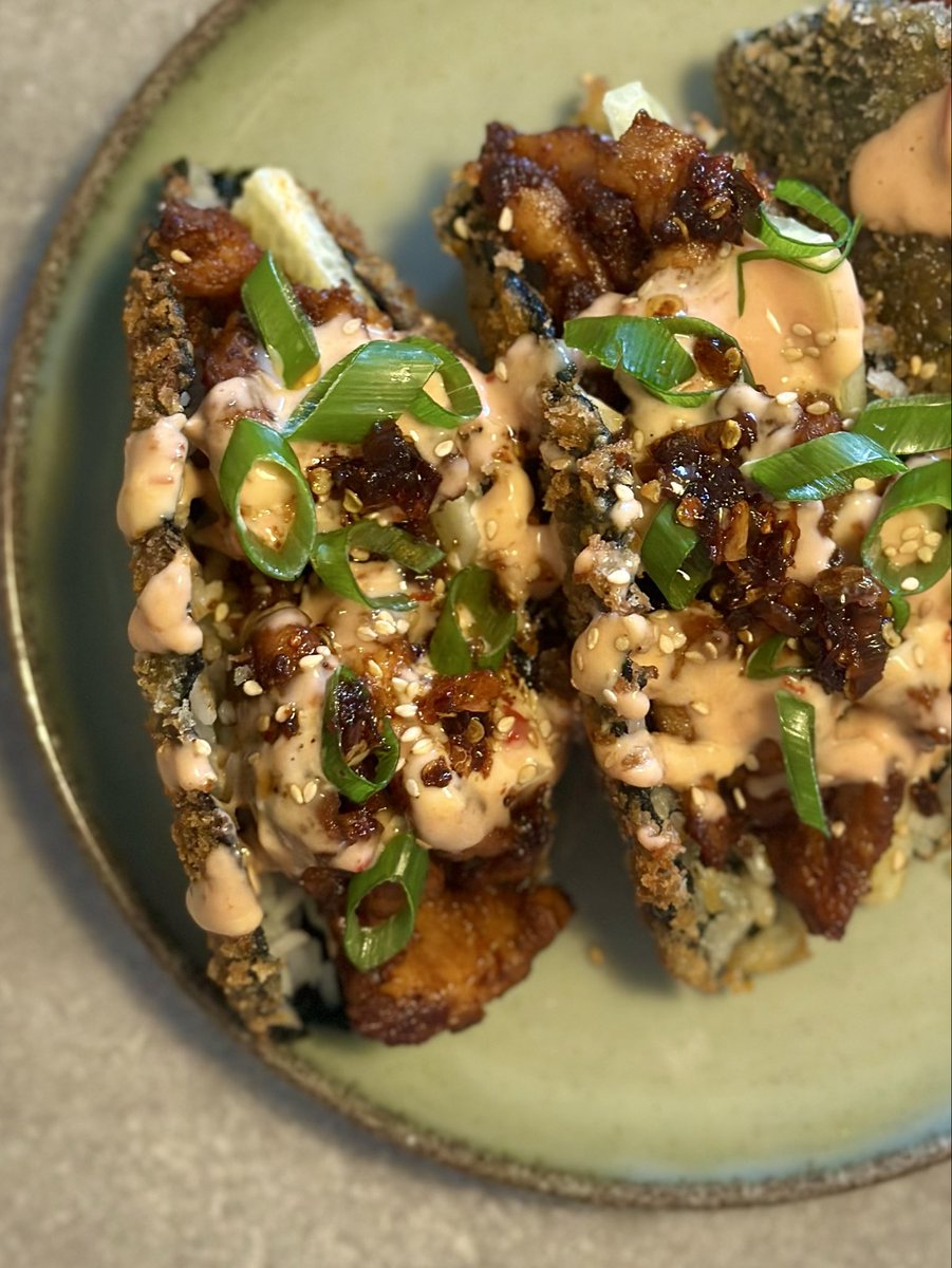 vayayy's tweet photo. j’ai testé la trend des tacos sushi avec un poulet caramélisé, concombre, une sauce façon bang bang et de la chili oil 10/10 j’allais pleurer de joie. https://t.co/O44hFgqBJ7