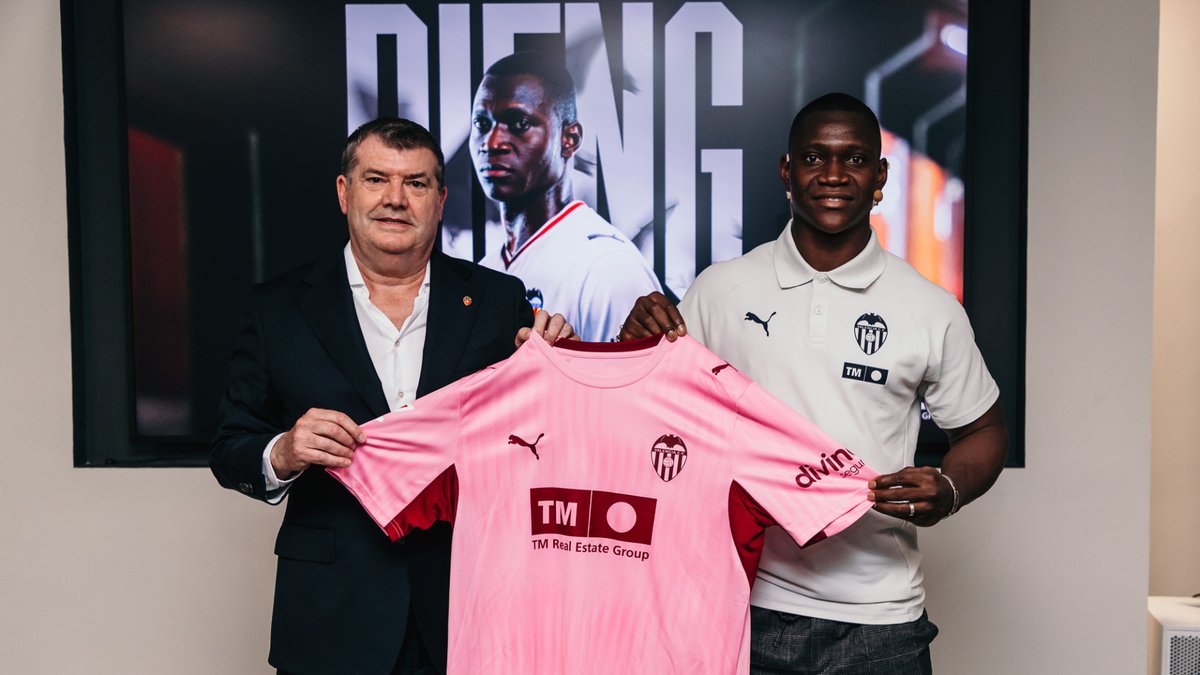 iDiskiTimes's tweet photo. 𝗢𝗙𝗙𝗜𝗖𝗜𝗔𝗟 ‼️

Mali midfielder Aliou Dieng has completed a free transfer from Al Ahly to LaLiga side Valencia CF.

The 28-year-old penned a two-year deal until 2028. https://t.co/03Zh9GdHKd