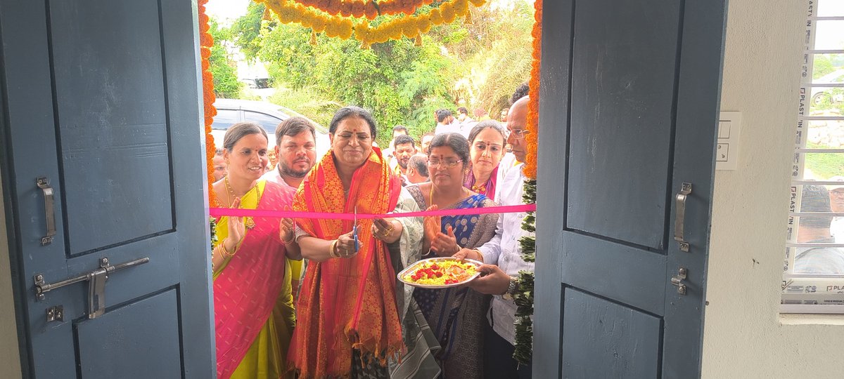 Aruna_DK's tweet photo. మహబూబ్ నగర్ జిల్లా రాజాపూర్ మండలం రాయపల్లి గ్రామంలో బుధవారం హైమాస్ట్ లైట్, మహిళా సంఘం భవనం ప్రారంభించడంతో పాటు ప్రాథమిక పాఠశాల కాంపౌండ్ వాల్ కు శంకుస్థాపన చేయడం జరిగింది. 
#dkaruna #mpdkaruna #mahabubnagar #palamurudevelopment #mahabubnagarparliament https://t.co/A0FtvgpynC