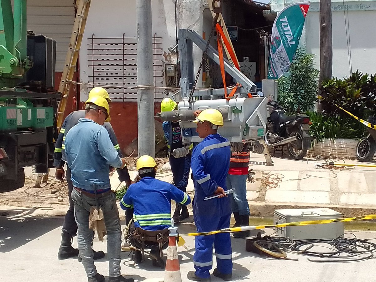 ELECTRICA_HLG's tweet photo. 🛠 Brigadas de la #UEBInversiones y #UEBHolguín instalan hoy un Nulec en el circuito 20 de la cabecera provincial.
🔧 Este interruptor automático protege y estabiliza la red, garantizando servicio continuo a instituciones vitales y mayor estabilidad para cientos de hogares. https://t.co/wC2FRGlfm6