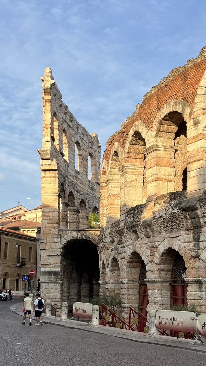 Edo_S1's tweet photo. Le due facce di #verona https://t.co/5bY2W2Y8WT
