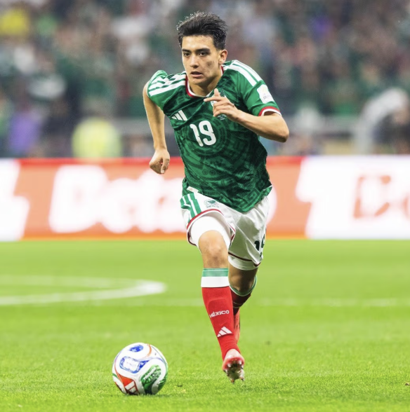 lopezdoriga's tweet photo. Morita se graduó de la prepa.

Después de su destacado papel en el Mundial con la Selección Mexicana, el joven de 17 años concluyó sus estudios de nivel medio superior en Tijuana, Baja California. Cuestión de tiempo para que Gilberto se vaya a Europa a triunfar en el mejor futbol del planeta.

Más en https://t.co/xWxnQ3nYtN