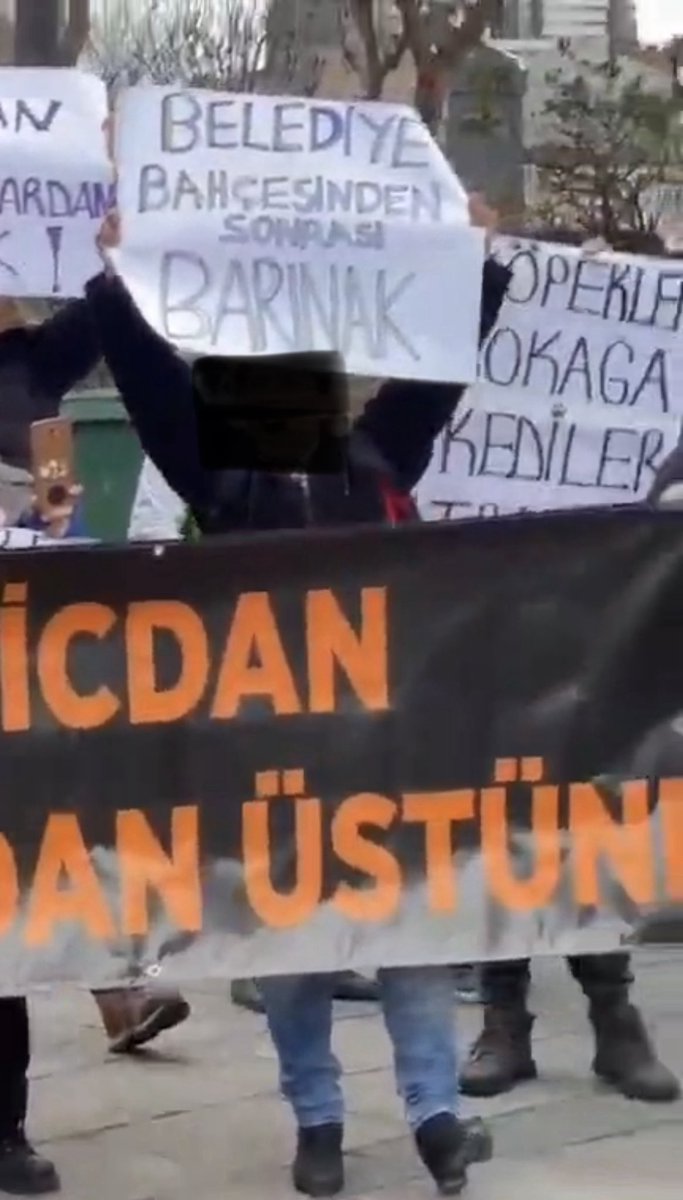 devrimkocak's tweet photo. ❌Mevzuata aykırı davranıp, kanuna uymayan işlemler ihdas ettiniz! 

@kadikoybelediye 
@mesutkosedagi 

❌Yaptığınız siyaset değil!
❌Belediyecilik hiç değil!
❌Birilerine yaranmaya çalıştınız! 

‼️Ama o birilerinin istekleri mevzuata aykırıydı.

‼️Kanuna uymanızı, size emredilen işleri yapmanızı istedik diye bizleri dışladınız!

❌Kanuna aykırı istekleri olanlara yaranmak için devletin memurlarına eziyet ettiniz!

⁉️Ne oldu? 

“Süleyman elini hayvanlardan çek”
“Belediye bahçesinden sonrası barınak”

‼️Kanunların kendisine emrettiği, Bakanlıkların ve hatta Belediye Başkanlığının yapılması talimatını verdiği görevleri yaptığı için bir veteriner hekim ve yıllarca emek vermiş memurları mağdur ettiniz! 

⁉️Ne oldu? Süleyman ve kanuna uymak isteyenler gönderildi:

▪️Müdür Leyla oldu!  
▪️Oğlum sahiplenildi!
▪️Prenses, arkadaş adıyla barınağa gitti! 
▪️Kadıköy’de hızla köpekler sahipleniliyor! 
▪️İhbar edilen köpekler hemen alınıyor! 

Demek ki neymiş KANUN UYGULANACAKMIŞ, bazı bedeller de ödenecek elbet! 

#Hayat1️⃣1️⃣2️⃣Acil