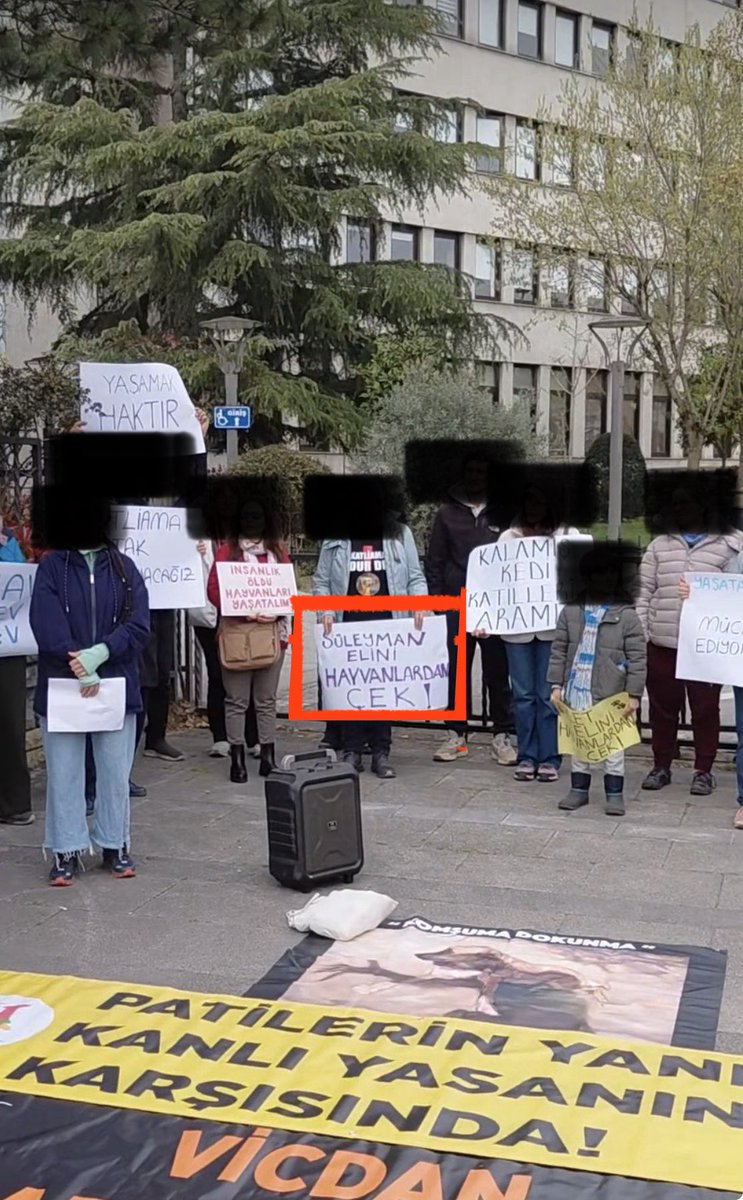 devrimkocak's tweet photo. ❌Mevzuata aykırı davranıp, kanuna uymayan işlemler ihdas ettiniz! 

@kadikoybelediye 
@mesutkosedagi 

❌Yaptığınız siyaset değil!
❌Belediyecilik hiç değil!
❌Birilerine yaranmaya çalıştınız! 

‼️Ama o birilerinin istekleri mevzuata aykırıydı.

‼️Kanuna uymanızı, size emredilen işleri yapmanızı istedik diye bizleri dışladınız!

❌Kanuna aykırı istekleri olanlara yaranmak için devletin memurlarına eziyet ettiniz!

⁉️Ne oldu? 

“Süleyman elini hayvanlardan çek”
“Belediye bahçesinden sonrası barınak”

‼️Kanunların kendisine emrettiği, Bakanlıkların ve hatta Belediye Başkanlığının yapılması talimatını verdiği görevleri yaptığı için bir veteriner hekim ve yıllarca emek vermiş memurları mağdur ettiniz! 

⁉️Ne oldu? Süleyman ve kanuna uymak isteyenler gönderildi:

▪️Müdür Leyla oldu!  
▪️Oğlum sahiplenildi!
▪️Prenses, arkadaş adıyla barınağa gitti! 
▪️Kadıköy’de hızla köpekler sahipleniliyor! 
▪️İhbar edilen köpekler hemen alınıyor! 

Demek ki neymiş KANUN UYGULANACAKMIŞ, bazı bedeller de ödenecek elbet! 

#Hayat1️⃣1️⃣2️⃣Acil