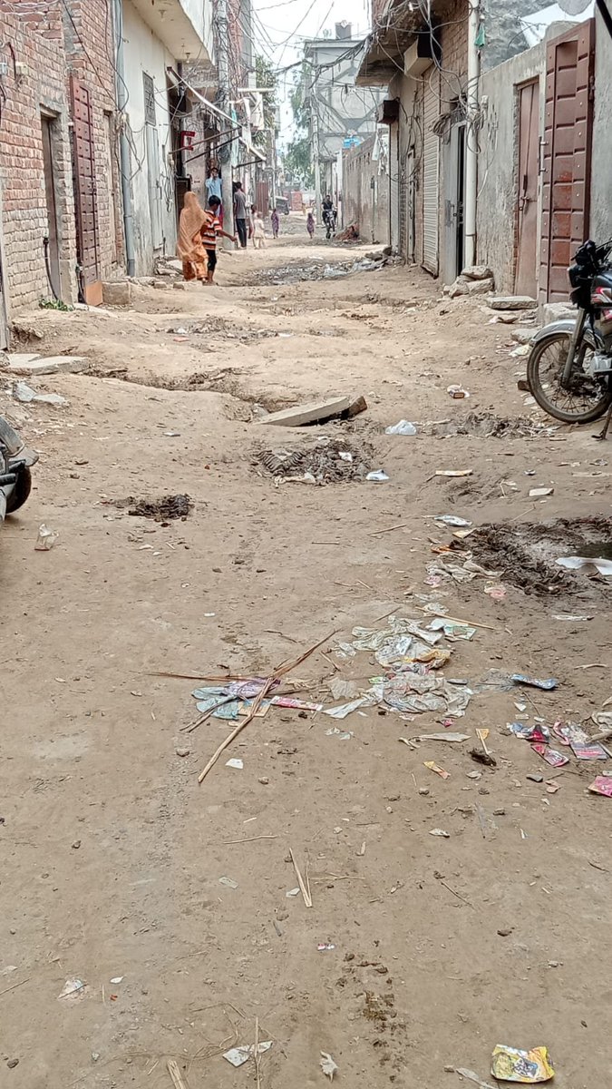 bilalazeem103's tweet photo. @MaryamNSharif میڈم،پآپکی کاوشیں قابل تحسین ہیں،بہت سی گلیاں بن گئیں
لیکن لاہور مناواں 1.5 سال سے کھنڈر بناہے،سیوریج ڈال کرکام ادھوراچھوڑدیا 
اب یہاں ایمبولینس تک نہیں آسکتی 
اگرباقی لاہورکی گلیاں بن سکتی ہیں توہماری بھی سن لیں
عارضی سطح ہموارکروا دیں تاکہ لوگوں کوریلیف ملےشکریہ
@Marriyum_A https://t.co/L62vk2BXJS