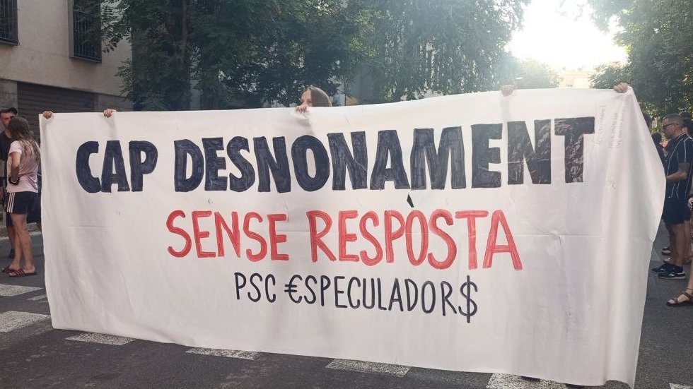 HabitatgeVKK's tweet photo. Manifestació en rebuig a les polítiques del @pscbarcelona, després del desnonament d'aquest matí, amb més de 20 veïns i veïnes ferides, 1 detingut i una família amb 2 infants al carrer. La solidaritat veïnal i els barris organitzats resistim a la seva violència ✊🔥 https://t.co/QI7rilXr6s