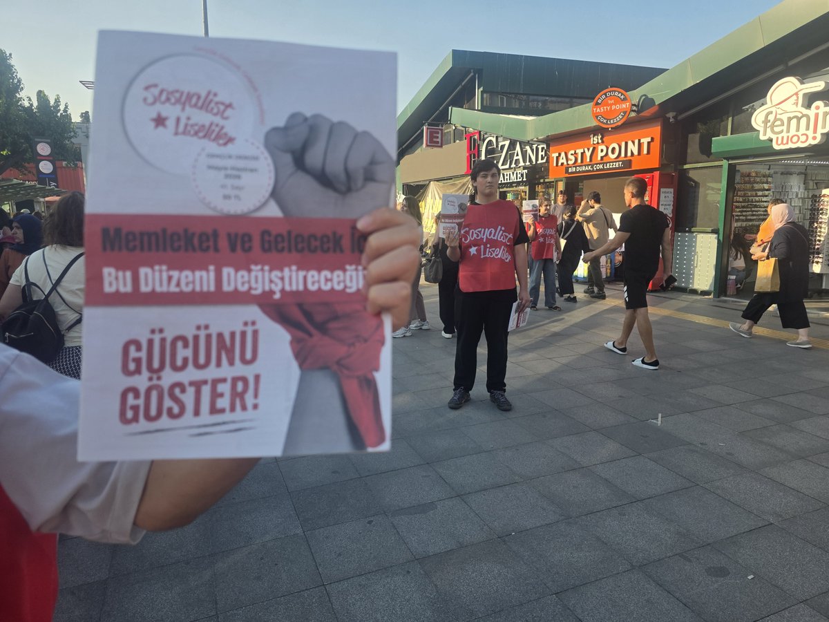 SosyalistLise's tweet photo. 📣 Katil NATO ülkemizden defol!

🚩Bakırköy’de sıra arkadaşlarımızı emperyalizme karşı Deniz olmaya, bağımsızlık ve sosyalizm mücadelesini yükseltmeye çağırdık.

🔗Bio’da bulunan formu doldur, sen de Sosyalist Liseliler’e katıl. https://t.co/dJ7GFfXBbW