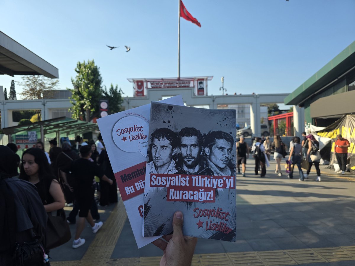 SosyalistLise's tweet photo. 📣 Katil NATO ülkemizden defol!

🚩Bakırköy’de sıra arkadaşlarımızı emperyalizme karşı Deniz olmaya, bağımsızlık ve sosyalizm mücadelesini yükseltmeye çağırdık.

🔗Bio’da bulunan formu doldur, sen de Sosyalist Liseliler’e katıl. https://t.co/dJ7GFfXBbW