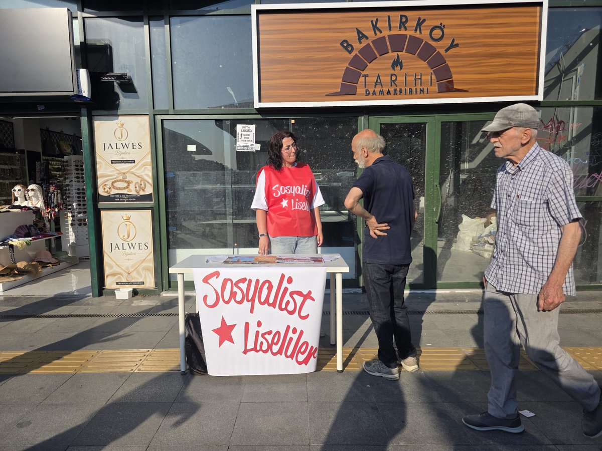 SosyalistLise's tweet photo. 📣 Katil NATO ülkemizden defol!

🚩Bakırköy’de sıra arkadaşlarımızı emperyalizme karşı Deniz olmaya, bağımsızlık ve sosyalizm mücadelesini yükseltmeye çağırdık.

🔗Bio’da bulunan formu doldur, sen de Sosyalist Liseliler’e katıl. https://t.co/dJ7GFfXBbW