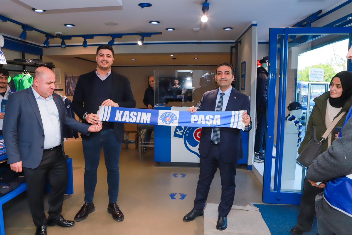 bedirhanberkdgr's tweet photo. Hoş geldin başkanım! @inanguney 

Beyoğlu’nun her köşesine dokunan, Belediye Başkanımız İnan Güney’in tahliye haberinin sevincini yaşıyoruz.

İlçesi için gece gündüz çalışan İnan başkanımız 11 aydır Beyoğlu’ndan uzakta, haksızca zindandaydı. Bir günü bile telafi edilemeyecek bu haksızlığın büyümemesi; Beyoğlu’na hizmet etmek üzere derhal göreve iade edilmesi gerekiyor.

Geciken adalet yarımdır. Tüm başkanlarımız için tutuksuz yargılama çağrımızı yineliyor; iyi haberler almaya devam etmeyi umuyoruz.

Kavuşacağız.