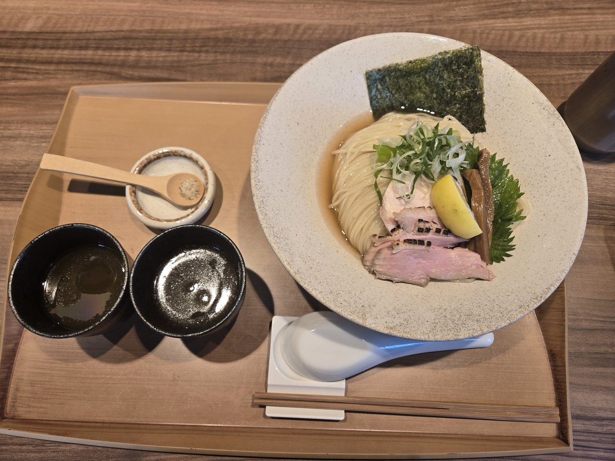 Vivant1919's tweet photo. #小布施中華蕎麦たか野
鯛出汁冷やしつけそば
鯛に昆布に節に山椒、2種のつけ汁がそばちょこでいただくスタイル。
麺と鴨肉の味の良さ
塩で食べるのが麺の旨さが引き立ってオスメかな？
この麺で、カッペリーニイタリアン風？でも良いかもって感じもするね。 https://t.co/WOHwliAtyy