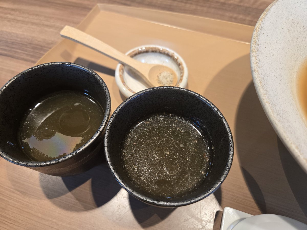 Vivant1919's tweet photo. #小布施中華蕎麦たか野
鯛出汁冷やしつけそば
鯛に昆布に節に山椒、2種のつけ汁がそばちょこでいただくスタイル。
麺と鴨肉の味の良さ
塩で食べるのが麺の旨さが引き立ってオスメかな？
この麺で、カッペリーニイタリアン風？でも良いかもって感じもするね。 https://t.co/WOHwliAtyy