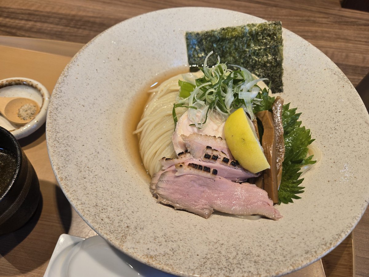 Vivant1919's tweet photo. #小布施中華蕎麦たか野
鯛出汁冷やしつけそば
鯛に昆布に節に山椒、2種のつけ汁がそばちょこでいただくスタイル。
麺と鴨肉の味の良さ
塩で食べるのが麺の旨さが引き立ってオスメかな？
この麺で、カッペリーニイタリアン風？でも良いかもって感じもするね。 https://t.co/WOHwliAtyy