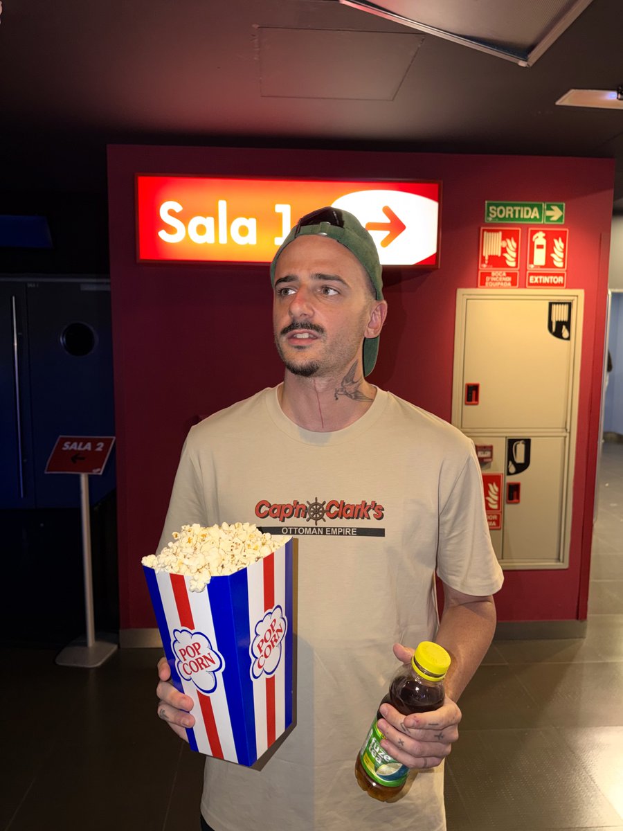 rickyedit's tweet photo. he venido a ver una peli vestido de la competencia https://t.co/TOEoQI1Bq7
