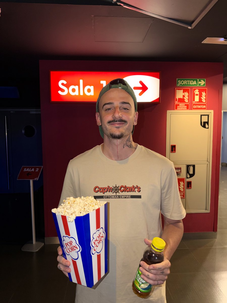 rickyedit's tweet photo. he venido a ver una peli vestido de la competencia https://t.co/TOEoQI1Bq7