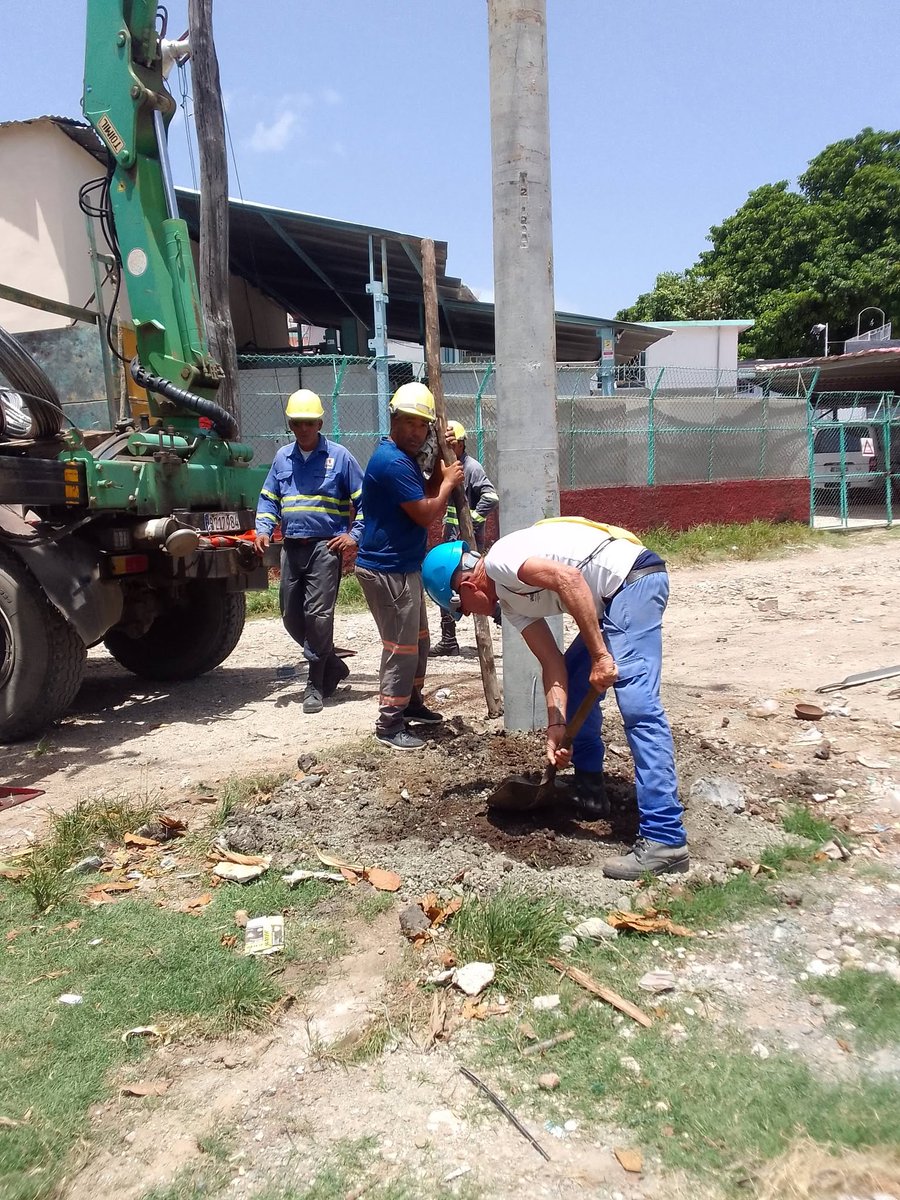 ELECTRICA_HLG's tweet photo. 🛠 Brigadas de la #UEBInversiones y #UEBHolguín instalan hoy un Nulec en el circuito 20 de la cabecera provincial.
🔧 Este interruptor automático protege y estabiliza la red, garantizando servicio continuo a instituciones vitales y mayor estabilidad para cientos de hogares. https://t.co/wC2FRGlfm6