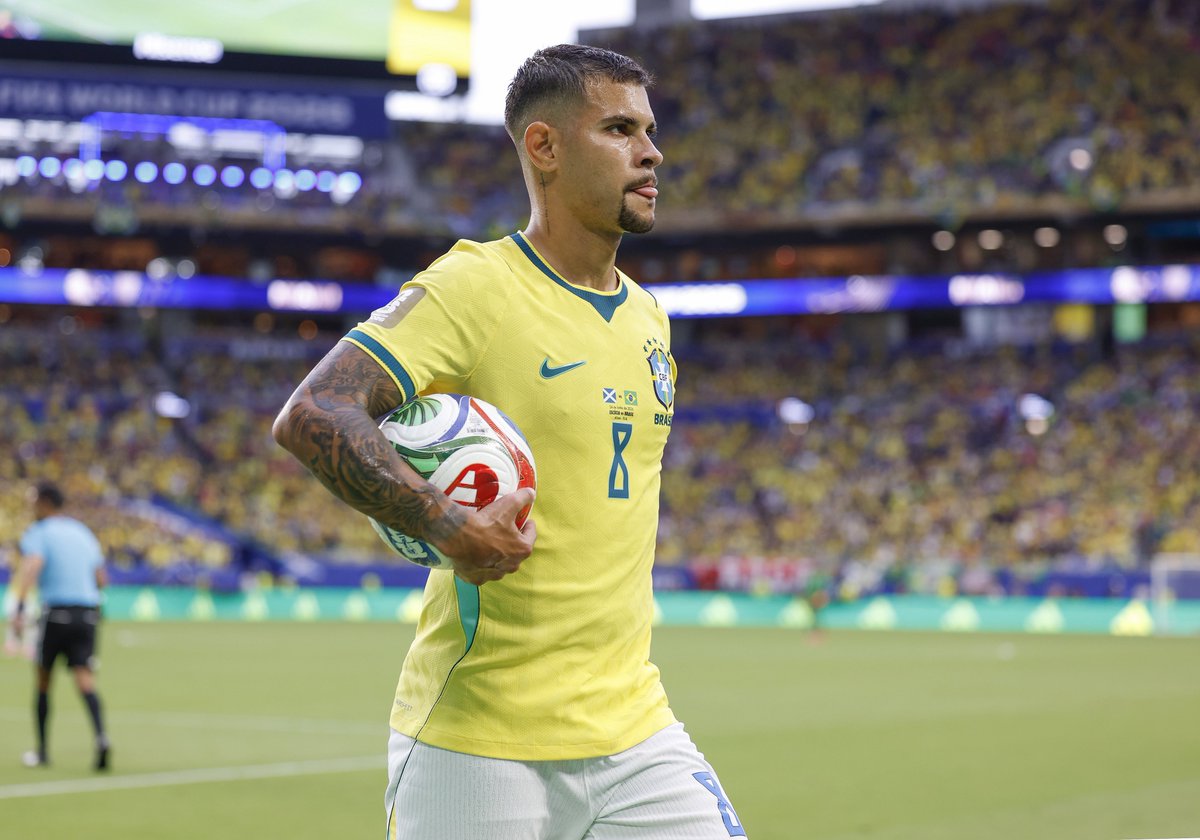 futebol_info's tweet photo. 🚨 Bruno Guimarães avisa ao Newcastle que quer ir para o Arsenal.

Os Gunners estão dispostos a pagar até 60 milhões de libras (R$ 414 milhões) pelo meia brasileiro.

Em junho, durante a Copa do Mundo, o Arsenal ofereceu £ 55 milhões (R$ 380 milhões), mas o Newcastle recusou.

🗞️ The Athletic
📸 Rafael Ribeiro/CBF