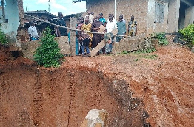 ClimateWed's tweet photo. The Abia State Government has pledged immediate intervention at three severe gully erosion sites threatening lives, property and farmlands in Bende and Umuahia North Local Government Areas. The commitment followed an on-the-spot assessment by officials of the State Ministry of Environment and the Nigeria Erosion and Watershed Management Project-European Investment Bank Assisted (NEWMAP-EIB). https://t.co/ak9ukxLCmz via EnviroNews