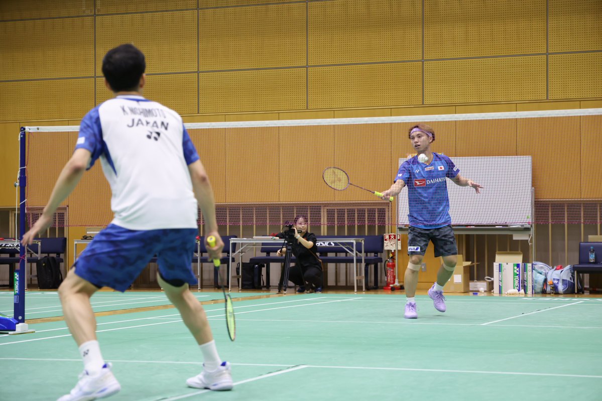 shuttlersnews's tweet photo. 【取材】ダイハツジャパンOP（7/14開幕、東京体育館）直前日本代表合宿。選手コメントは、バド×スピで確認できます。
奈良岡功大の逆取り。
https://t.co/TTemMTTkQS https://t.co/JVhi7glmBS