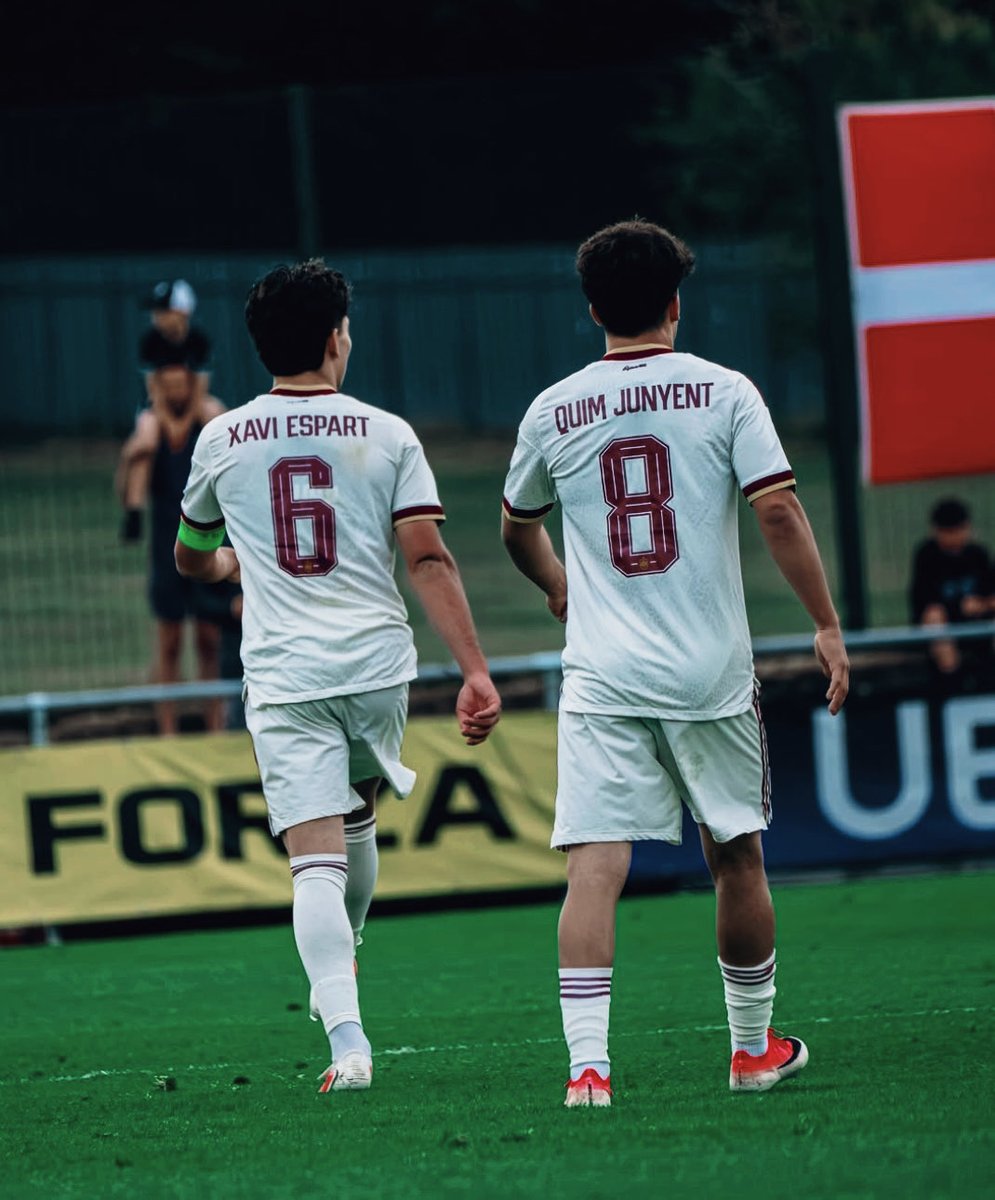 TayFCB's tweet photo. What a special duo Xavi Espart and Quim Junyent are. Completely dominated the midfield battle today and outclassed Croatia’s players for the whole match. It’s just way too easy for both of them.

The absurd part is that one of them is looking to break into the first team as a right back, while the other has left to advance his career.

It once again shows how great these La Masia kids are, but also just how hard it will be for future young talents to break into the first team, given how Barca’s midfield is already filled with marvelous footballers.