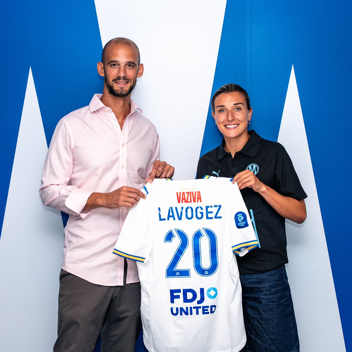 OMfeminines's tweet photo. Claire Lavogez, un 𝗿𝗲𝗻𝗳𝗼𝗿𝘁 𝗱𝗲 𝗽𝗼𝗶𝗱𝘀 qui vient consolider les rangs de Nicolas Chabot ✍️💙 https://t.co/tyFG6gFa3E